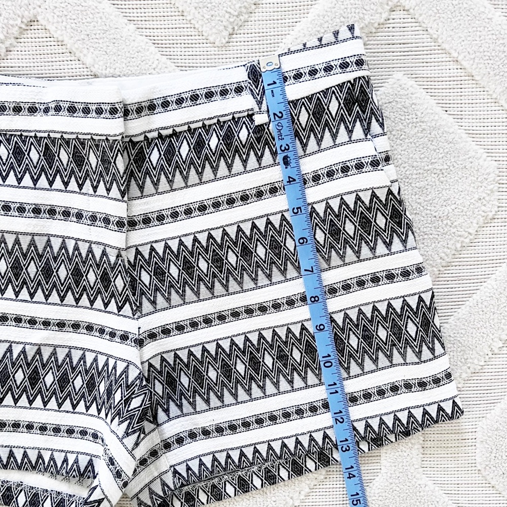 Black & white geometric shorts - Picture 6 of 6